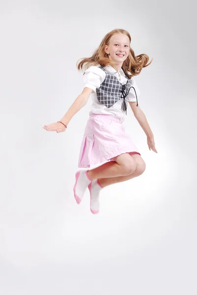 Щаслива дитина стрибає високо, ізольовано — стокове фото