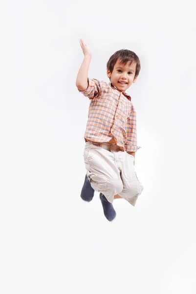 Bambino felice sta saltando alto, isolato — Foto Stock
