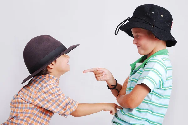 Iki arkadaşları tarafından birbirlerine parmak işaret şapka ile — Stok fotoğraf