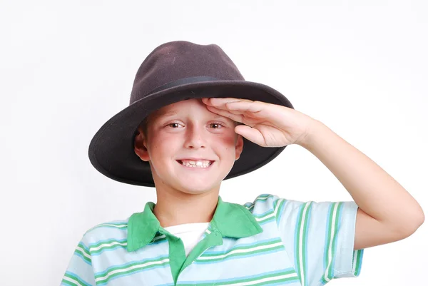 Bonito menino da escola com chapéu e camisa verde isolado — Fotografia de Stock