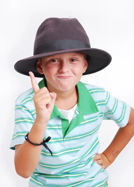 Lindo chico de escuela con sombrero y camisa verde aislado —  Fotos de Stock