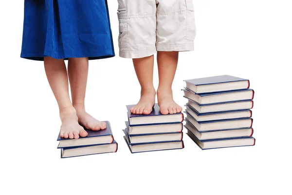 Pequeñas piernas de pie en las escaleras libros, aislado — Foto de Stock