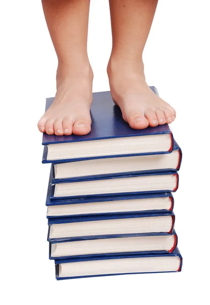 Pernas pequenas em pé nas escadas livros, isolado — Fotografia de Stock