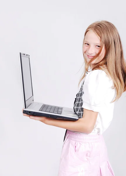 Molto carino ragazza bionda con il computer portatile isolato — Foto Stock