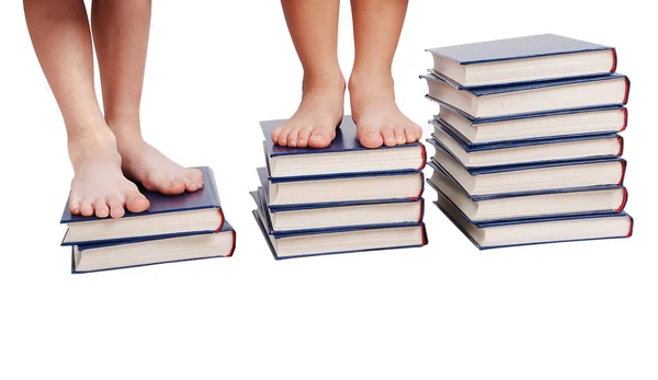 Küçük bacaklarını kitaplar merdivenlerde durup izole — Stok fotoğraf