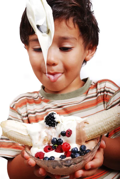 Очень милый ребенок собирается съесть очень сладкие смешанные фрукты и сливки — стоковое фото