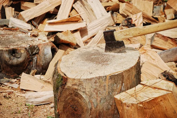 Hout met bijl op de winter voorbereid — Stockfoto