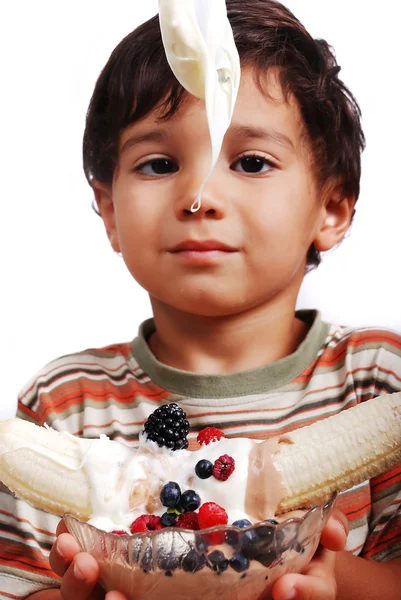 Muy lindo niño está a punto de comer muy dulce mezcla de frutas y crema —  Fotos de Stock