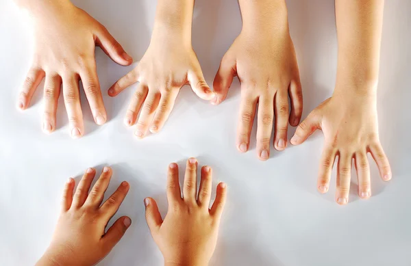 Várias crianças mãos juntas no fundo branco — Fotografia de Stock