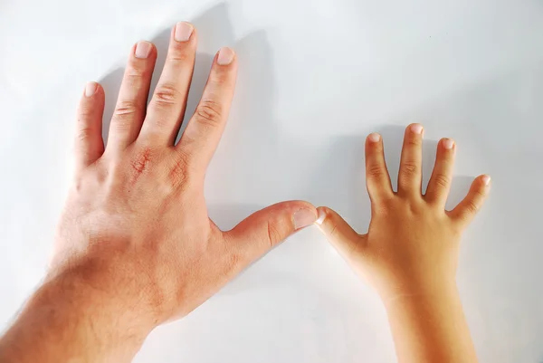 Överordnade och underordnade, händerna tillsammans på vit bakgrund — Stockfoto