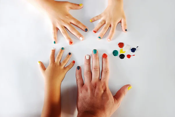 Crianças pequenas mãos brincando com cores no fundo branco — Fotografia de Stock