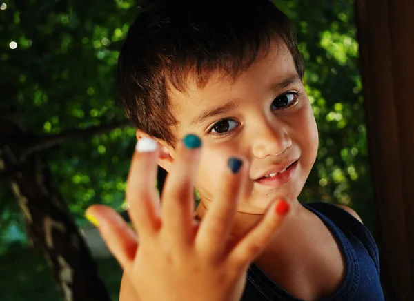 Verschillende kleuren op kinderen vingers, buiten — Stockfoto