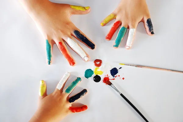 Kinder kleine Hände spielen mit Farben auf weißem Hintergrund — Stockfoto