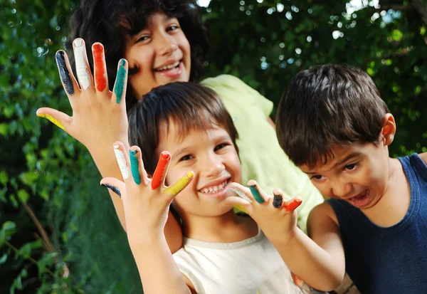 Várias cores em crianças dedos, ao ar livre — Fotografia de Stock
