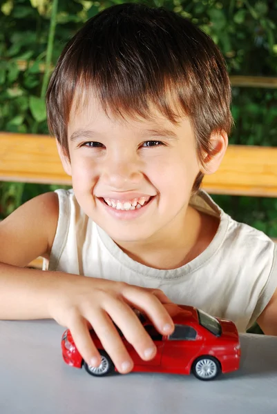 Bambini che giocano con i giocattoli delle auto all'aperto in estate — Foto Stock