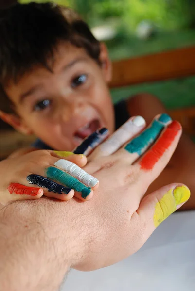 Διάφορα χρώματα στο παιδί και τον πατέρα δάχτυλα, εξωτερική — Φωτογραφία Αρχείου