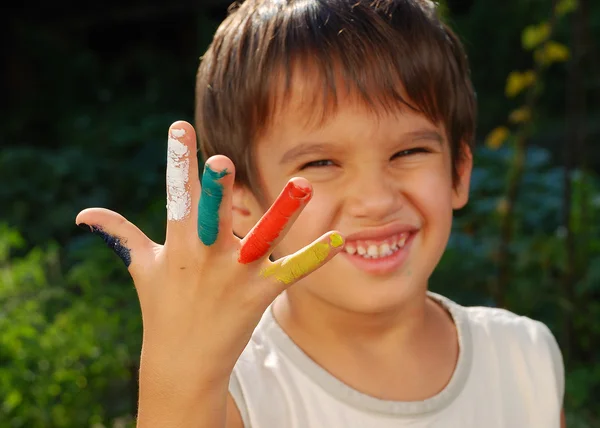 Mehrere Farben an den Fingern der Kinder, im Freien — Stockfoto