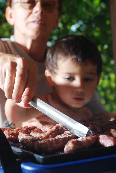 Cevap, een soort van warmgewalste gehakt vlees bereid op grill vergelijkbaar met Turkse ke — Stockfoto
