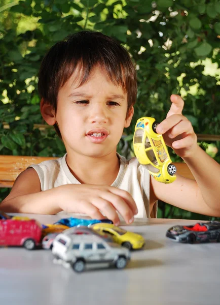 Niños jugando con coches juguetes al aire libre en verano —  Fotos de Stock