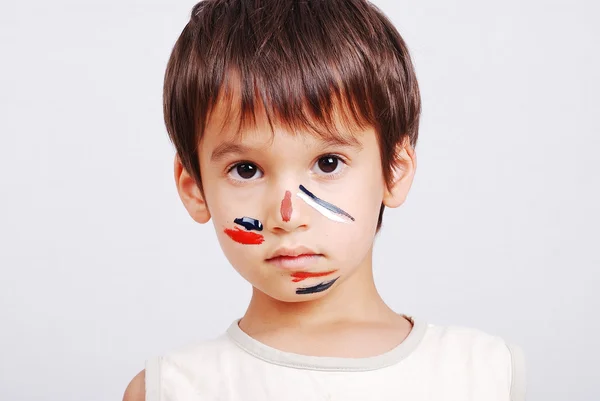 Piccolo bambino carino con i colori sul viso — Foto Stock
