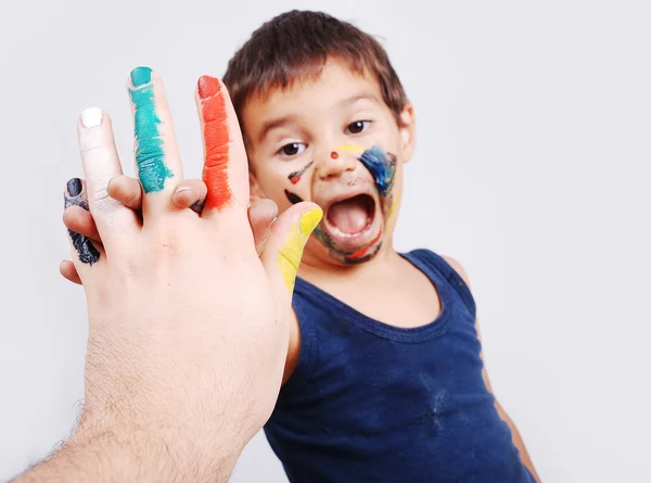 Μικρό χαριτωμένο παιδί με χρώματα στο πρόσωπό του — Φωτογραφία Αρχείου