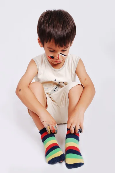 Pequeno garoto bonito com cores em seu rosto — Fotografia de Stock