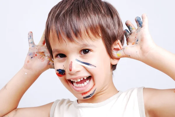 Renkleri yüzünde küçük şirin bir çocukla — Stok fotoğraf