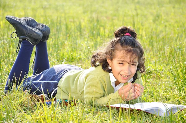 Glückliche Kindheit auf einer grünen, schönen Wiese — Stockfoto