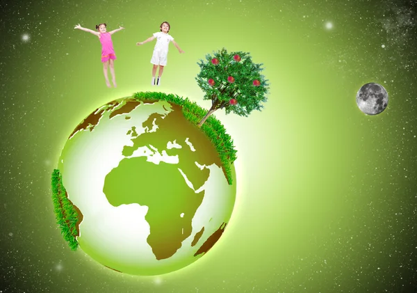 Zelená krásná země v prostoru, s dvěma šťastných dětí — Stock fotografie