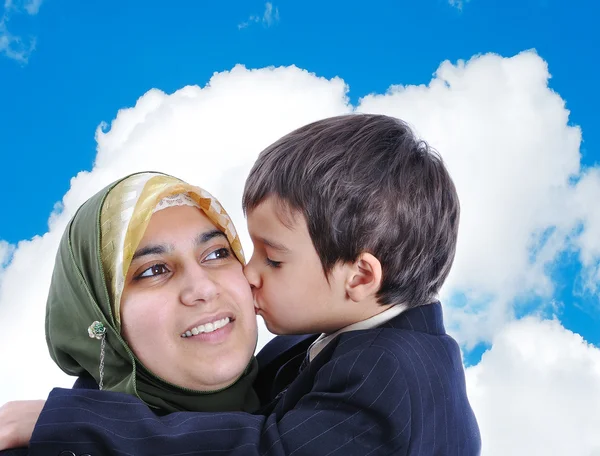 Muzułmańska kobieta całuje jej syna Zdjęcie Stockowe