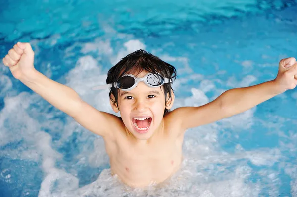 Sommer- und Schwimmaktivitäten für glückliche Kinder am Pool lizenzfreie Stockfotos