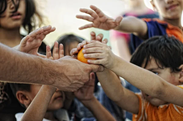 Menekült tábor, szegénység, éhes gyerekek kapott humanitárius élelmiszer Jogdíjmentes Stock Fotók