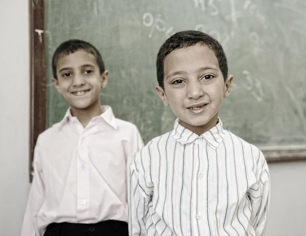 Bildungsaktivitäten in der Schule, glückliche Kinder beim Lernen Stockfoto