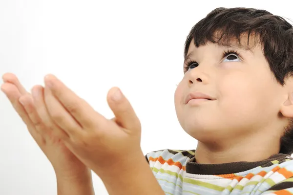 Müslüman çocuk geleneksel bir şekilde dua ediyor - Stok İmaj
