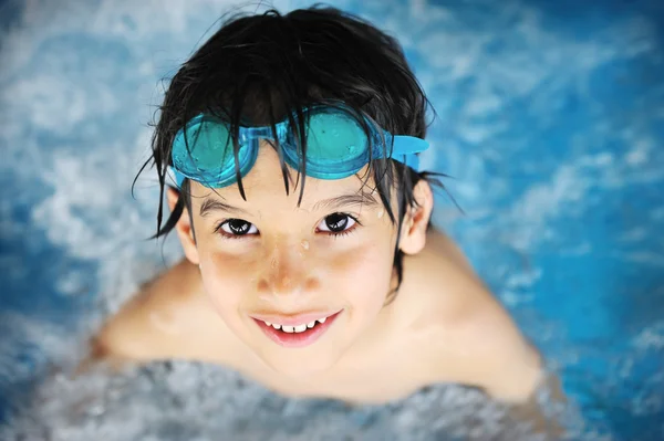 Літній час і заняття з плавання для щасливих дітей на басейні Стокове Фото