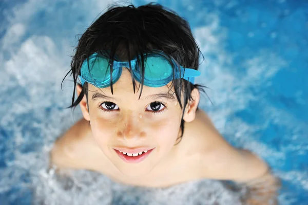 Atividades de verão e natação para crianças felizes na piscina Fotos De Bancos De Imagens Sem Royalties