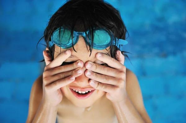 Atividades de verão e natação para crianças felizes na piscina Fotografia De Stock