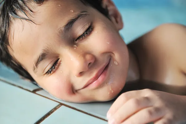 Actividades de verano y natación para niños felices en la piscina Imagen De Stock