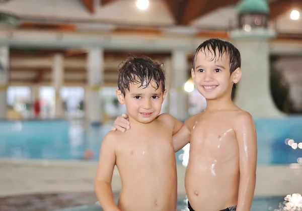 Hermosos momentos de infancia en la piscina Imágenes De Stock Sin Royalties Gratis
