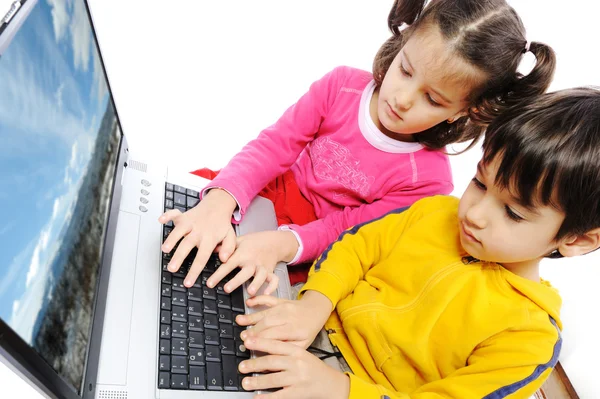 Τα παιδιά με ένα φορητό υπολογιστή Royalty Free Εικόνες Αρχείου
