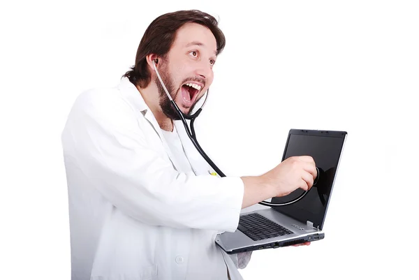 Jovem médico masculino está cuidando do laptop Fotografias De Stock Royalty-Free