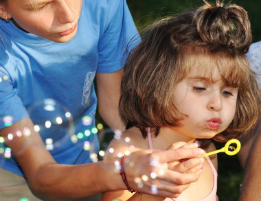 mutlu güzel çocuk yere açık oyun