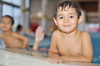 niños jugando en la piscina