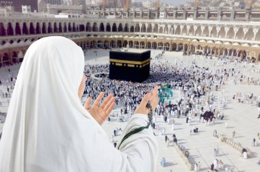 genç bir kadın, beyaz geleneksel giysiler içinde Müslüman Hacı