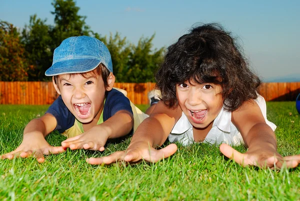Šťastné děti na krásné zelené louce — Stock fotografie