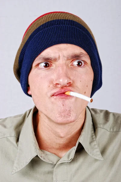 Άνθρωπος με καπνίσματο — Φωτογραφία Αρχείου