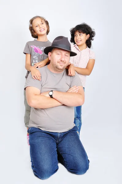 Joven musulmán con sombrero y dos hijas — Foto de Stock