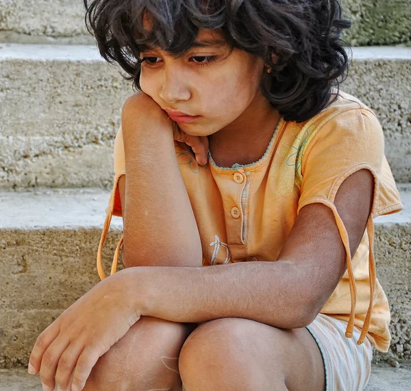 Fattigdom och magerhet på uttryck för barn — Stockfoto