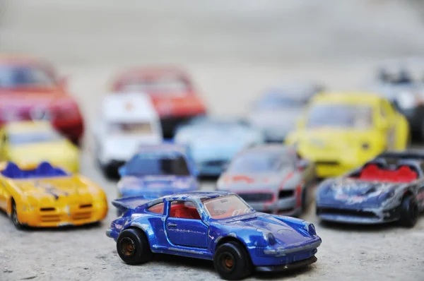 Veel auto's, speelgoed buiten, veel kleuren — Stockfoto
