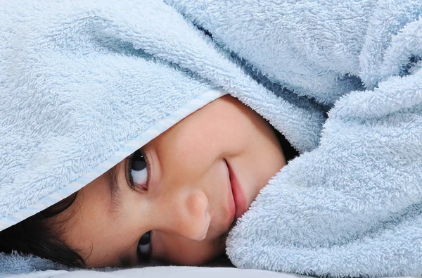 Красиве щасливе дитинство в халаті, ізольоване — стокове фото